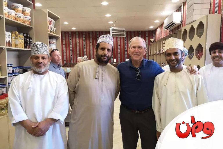هكذا ردّ عُمانيون على وسم “مقاطعة حلوى السيفي” بعد زيارة “بوش” للمحل بسوق نزوى عمانيون حلوى السيفي watanserb.com