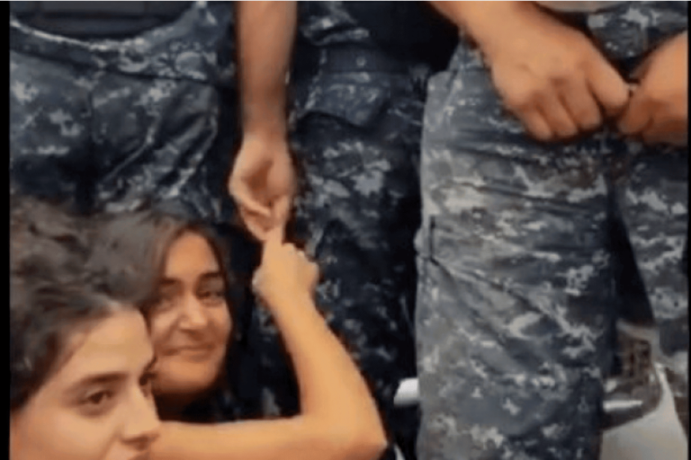 جندي لبناني ومتظاهرة watanserb.com