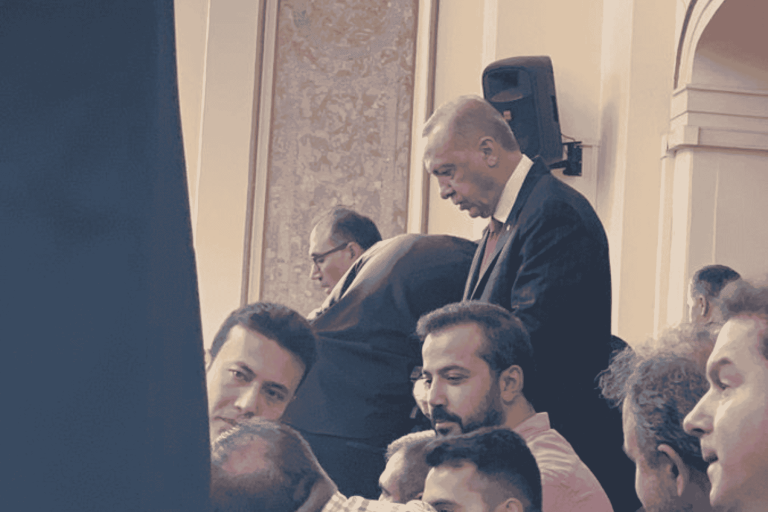 أردوغان يصلي في الصفوف الأخيرة watanserb.com