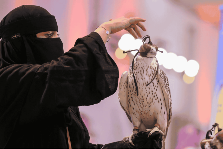 سعوديات داخل معرض الصقور watanserb.com