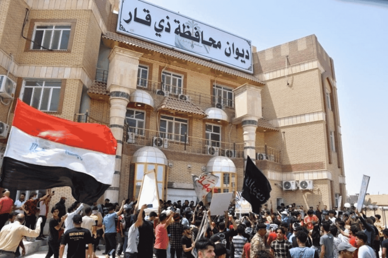 ماذا يحدث بالعراق؟.. مظاهرات غاضبة تجتاح البلاد وإحراق مقر للحكومة والسلطات تحظر “فيس بوك وتويتر وإنستجرام” مبنى محافظة ذي قار watanserb.com