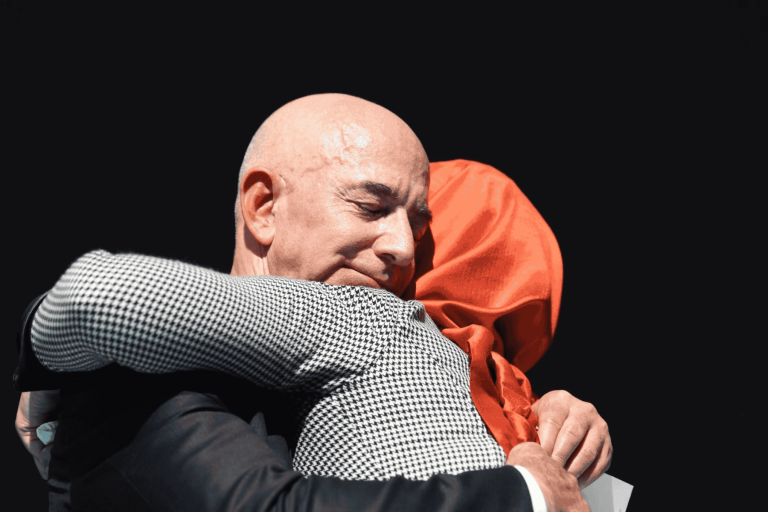 خديجة جنكيز أحضان بيزوس watanserb.com