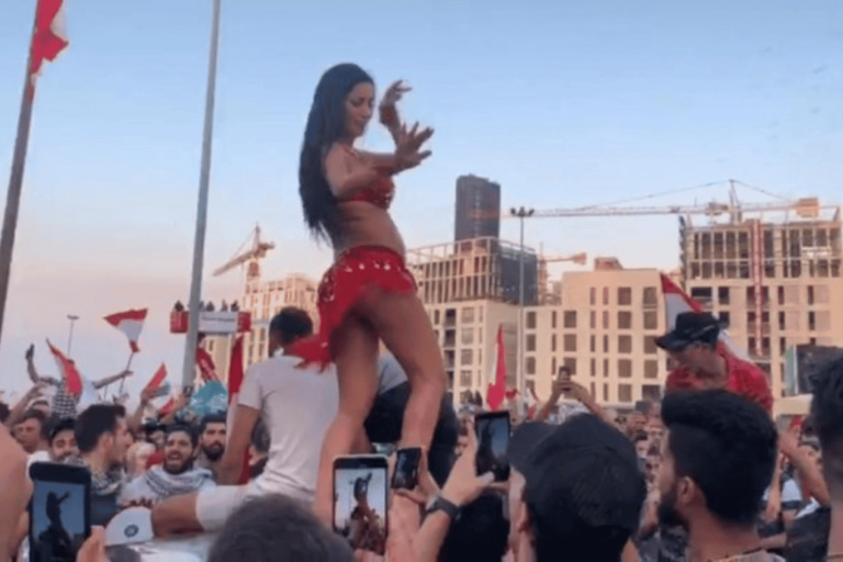 رقص سماهر أمام مسجد watanserb.com