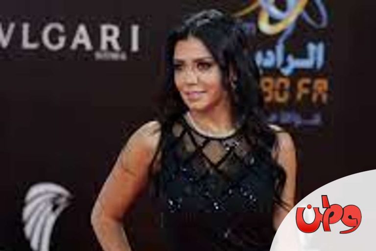 غطت صدرها لكنها كشفت عن مكان آخر.. رانيا يوسف تتعرى بزيادة على الشاطئ لكسب تفاعل الجمهور! رانيا يوسف watanserb.com