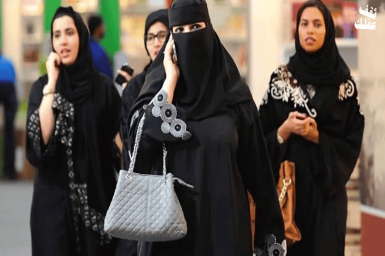 ماذا فعل 3 شبان بمجموعة فتيات سعوديات في وضح النهار وأثاروا غضباً؟؟ مجموعة فتيات سعوديات watanserb.com