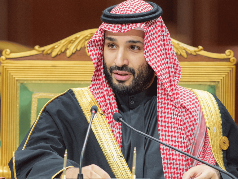 غاضِب يقتحم مسرحية بالرياض watanserb.com