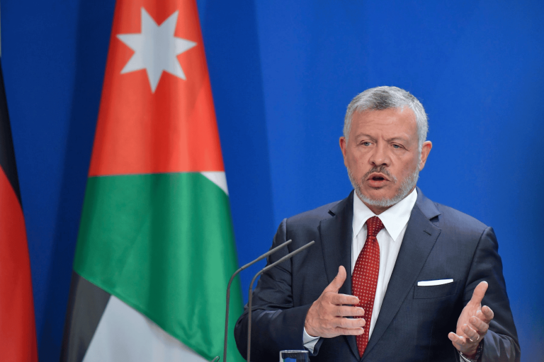 العاهل الأردني خشي تكرار سيناريو لبنان والعراق فاستبق الغضب الشعبي وأمر الرزاز بالتحرك.. وهذا ما حدث العاهل الأردني و الرزاز watanserb.com