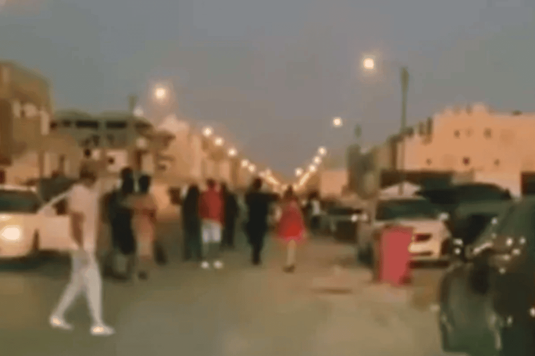 بعد سهرة حمراء.. خناقة فتيات ليل في شارع شهير بالكويت تشعل مواقع التواصل خناقة فتيات ليل بالكويت watanserb.com