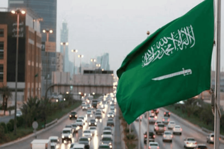 جنود سعوديون ينهالون كالوحوش على مواطنين يمنيين لسببٍ صادم .. ومُحامٍ دوليّ يصفهم بـ”الكفرة الفجرة”! جنود ينهالون كالوحوش على يمنيين watanserb.com