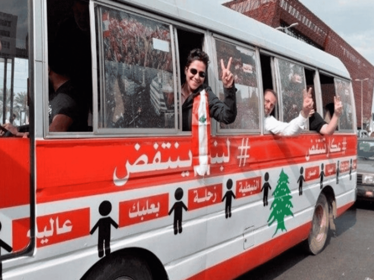 اللبنانيون وجدوا طريقة جديدة غير الرقص للتعبير عن غضبهم.. ما هي قصة حافلة “بوسطة الثورة” التي أثارت جدلاً واسعاً في لبنان حافلة بوسطة الثورة watanserb.com