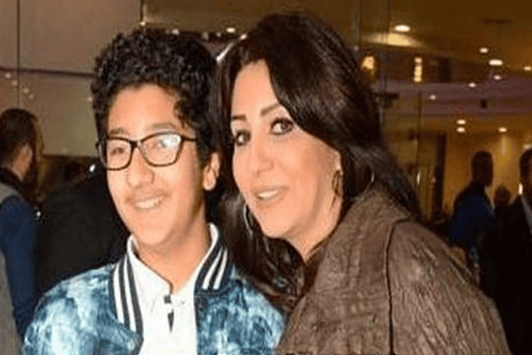 نجل فنانة مصرية مشهورة يرقص شبه عار في الشارع ويثير جدلا: “خليكي فرفوشة يا خالتو” نجل فنانة يرقص عاري watanserb.com