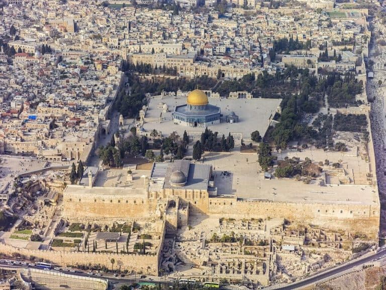 تستغلان القضية الفلسطينية منذ عام “79” للهيمنة على المنطقة.. مجلة: فلسطين ضحية الحرب السعودية الإيرانية المسجد الاقصى watanserb.com
