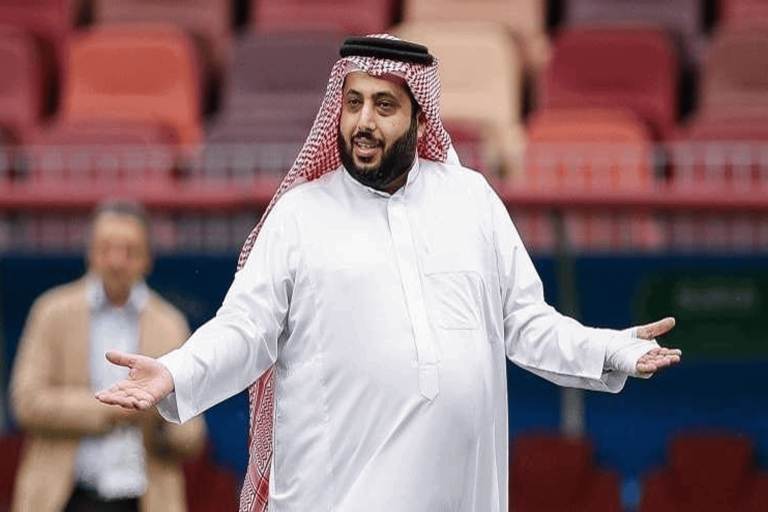 انقلبت الصورة في السعودية كما يريد تركي آل الشيخ.. فتاة تتحرّش بشاب في الشارع ! فتاة تتحرّش بشاب watanserb.com