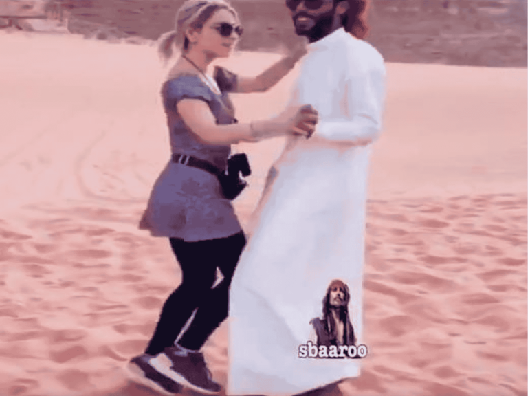 فتاة أجنبية ترقص مع شاب خليجي على إيقاع إحدى الشيلات على تلال مدائن صالح! رقص فتاة اجنبية مع شاب خليجي watanserb.com