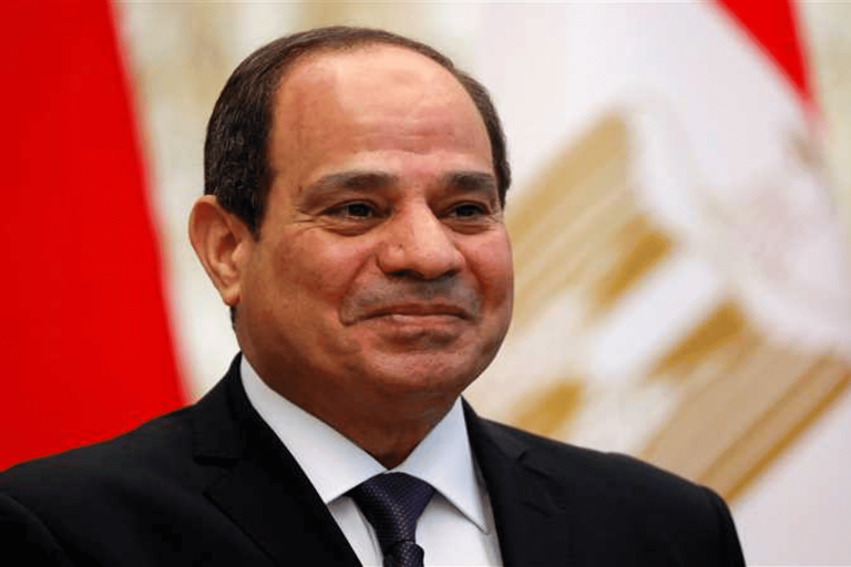مصري يقبل قدم السيسي watanserb.com