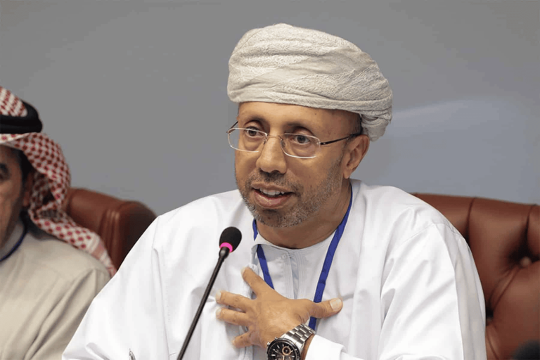 أكاديمي عُماني “داس على الجرح” وأخرج مستشار “التائهين في الأرض” عن شعوره.. وهذا ما حدث أكاديمي عُماني و مستشار watanserb.com