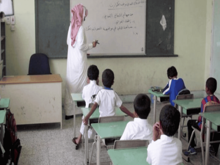 في السعودية.. طالب ثانوي طعن مدرسه بالسكين حتى أغرقه في دمائه داخل المدرسة.. والسبب صادم! طعن مدرس بالسكين watanserb.com