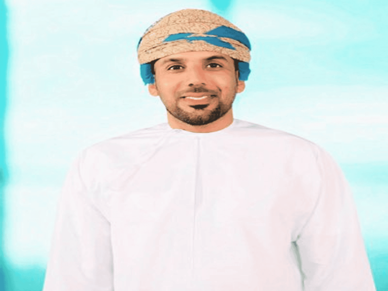 تعليق غاضب من الإعلامي العماني عادل الكاسبي على حضور رجال عرضاً نسائياً للأزياء الإعلامي عادل الكاسبي watanserb.com