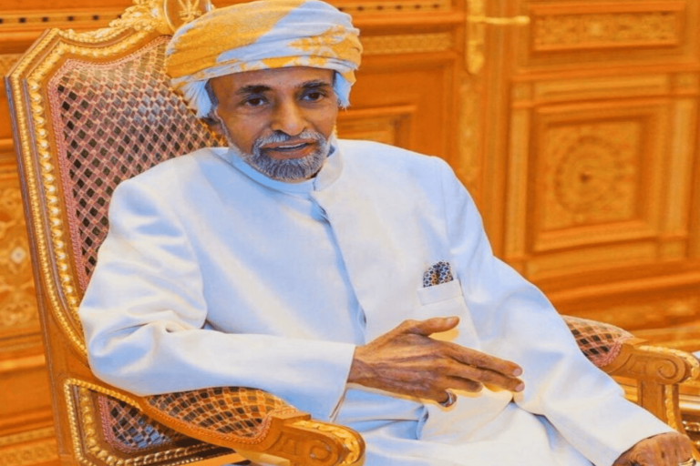 مغرد عُماني شهير يتصدى لـ”كاتب أردني” حرض العمانيين على الثورة ضد السلطان قابوس ووصفه بلفظ خارج الثورة ضد السلطان قابوس watanserb.com
