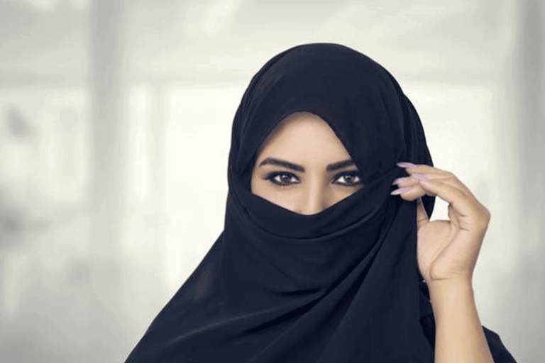 فضيحة .. راقصة في حفل غنائي لمنظمة التعاون الإسلامي بجدة “والهزّ على واحدة ونص”! راقصة في حفل غنائي watanserb.com
