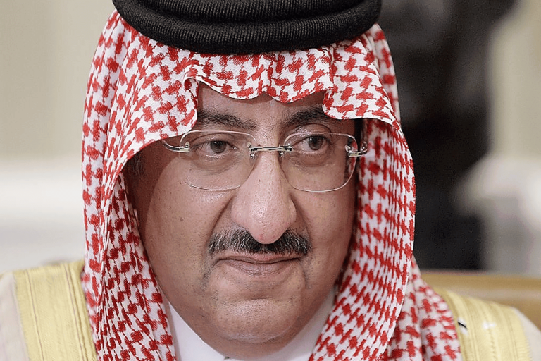 رقص إلى جانب عمه الأمير أحمد بن عبدالعزيز.. محمد بن نايف للسعوديين في أول له منذ أشهر: أنا أحبكم الأمير أحمد بن عبدالعزيز watanserb.com