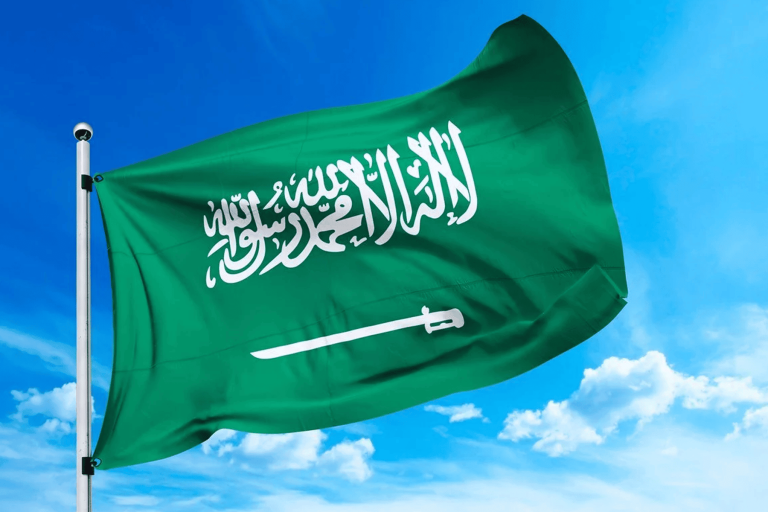 مقطع مثير لشاب وفتاة في السعودية يحدث ضجة.. طلب منها خلع العباءة وحدث ما حدث: “نحن في زمن الترفيه” فتاة تخلع العباءة watanserb.com