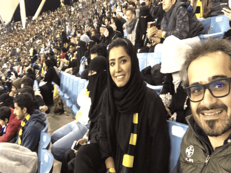 مقطع أثار جدلاً كبيراً .. جرأة فنانة سعودية شهيرة وزوجها داخل سيارة في الرياض! فنانة سعودية وزوجها watanserb.com