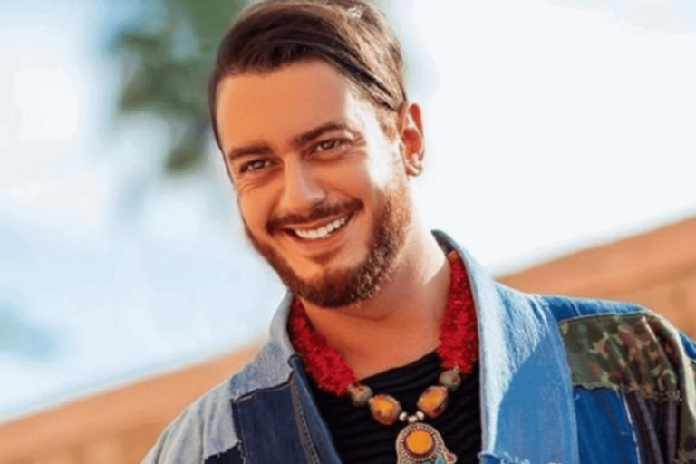 المتحرش سعد لمجرد يرقص بالعلم السعودي في الرياض ويثير جدلاً واسعاً.. “أنت معلم” سعد لمجرد في الرياض watanserb.com