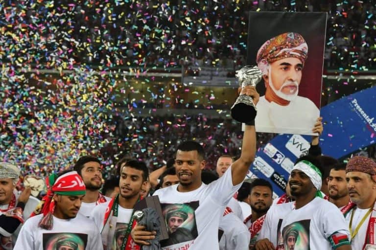مغرد عُماني يثير جدلا بدعوته كل الجماهير العمُانية المتواجدة في الدوحة للزحف إلى ملعب خليفة لدعم الإمارات ضد قطر الجاهير الاعمانية في خليج 24 watanserb.com