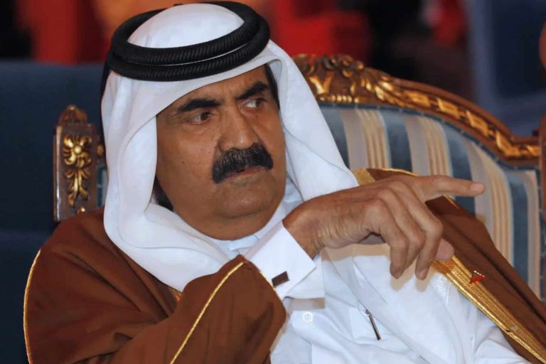أمير سعودي يتطاول على حمد بن خليفة ويتهمه بالتآمر مع القذافي على السعودية.. هكذا تصدى له القطريون أمير سعودي يتطاول على حمد بن خليفة watanserb.com