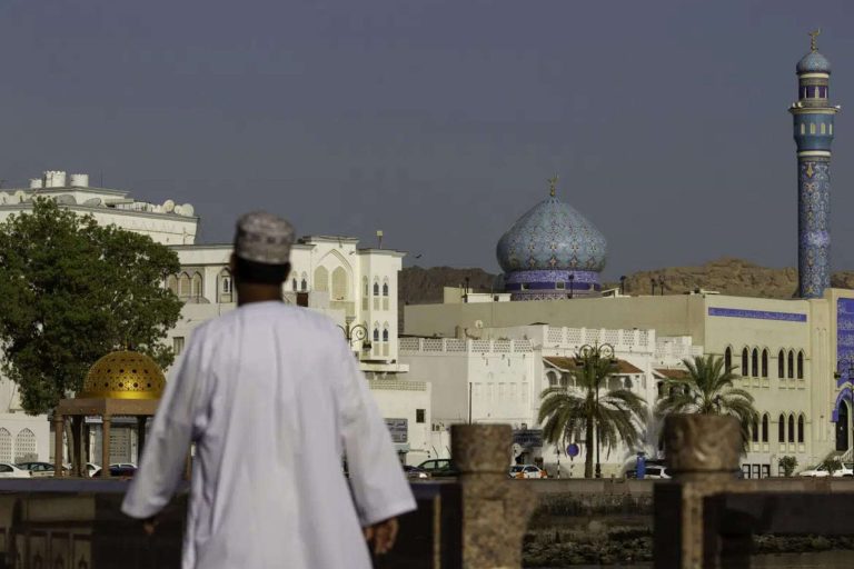 أحد مشاهير الكويت: هذا القائد السعودي حكم عمان 12 سنة.. الكاسبي ردّ عليه وتحدّاه بهذا الأمر القائد السعودي حكم سلطنة عمان watanserb.com