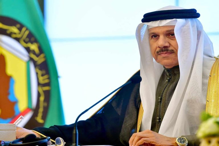عبد اللطيف الزياني وزيراً للخارجية في البحرين رسمياً بعد الاستغناء عن خليفته خالد بن أحمد الذي قدم خدمات جليلة لإسرائيل استغناء عبداللطيف الزياني عن خالد بن أحمد watanserb.com