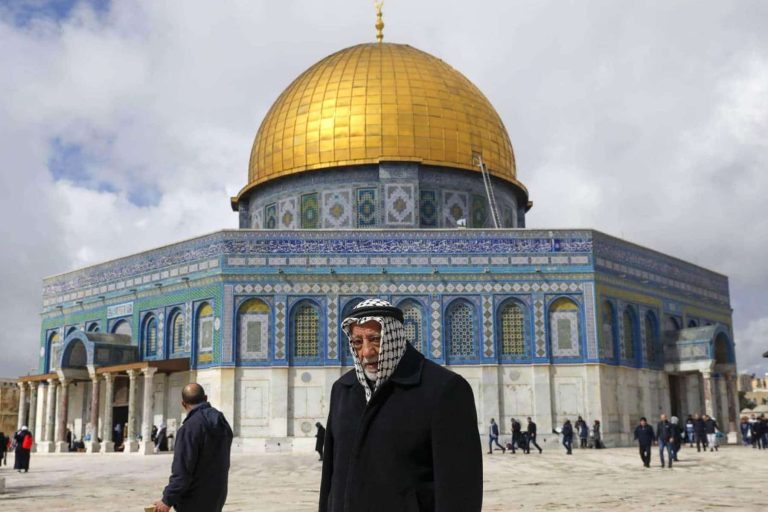 بينما “بَصَمَتْ” دول خليجية على صفقة القرن .. قرار في سلطنة عمان يخصّ القدس المحتلة دول خليجية تبصم على صفقة القرن watanserb.com