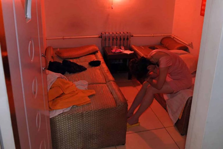 فيديو صادم من الكويت .. إجبار عمال مستضعفين على لبس ملابس نسائية ووضع المكياج وممارسة الجنس مع الزبائن! الاتجار بالبشر في الكويت watanserb.com