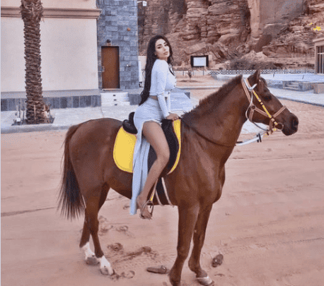 فتاة عارية في العلا السعودية watanserb.com