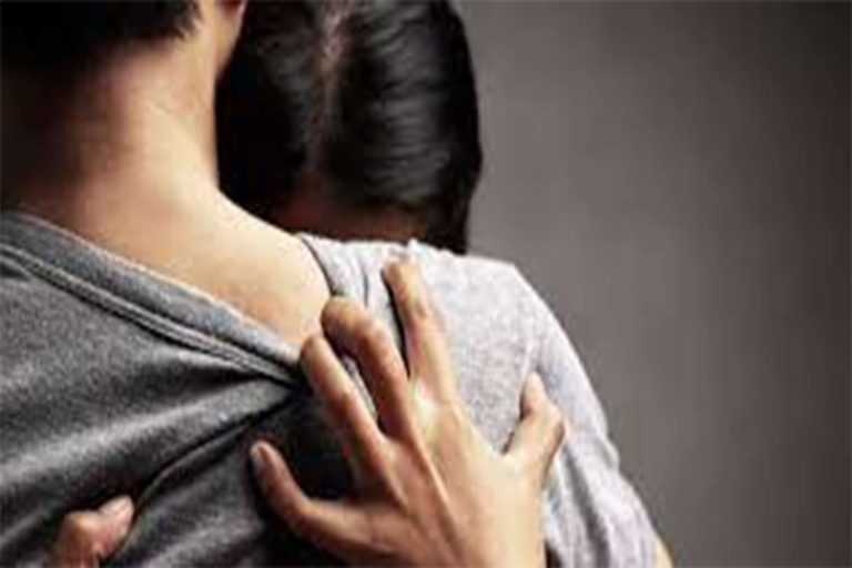شاب يمارس السعادة watanserb.com