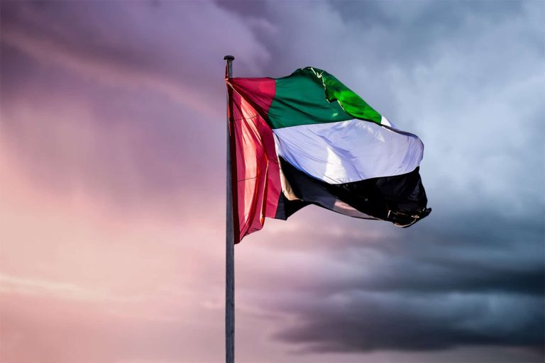 سقوط شخص بشوارع الكويت يثير الذّعر .هل أصابه فيروس كورونا؟؟ سقوط شخص بشوارع الكويت watanserb.com