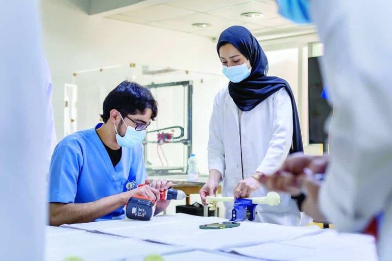ماذا فعل الأطباء العمانيون في فرنسا حتّى دفع الأمر لتقديم شكر خاص للسلطنة؟! الأطباء العمانيين