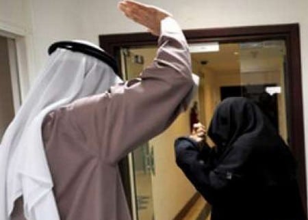 فتيات كويتيات يطلبن النجدة من المارة.. ما الذي حصل؟! ضرب النساء بالكويت watanserb.com
