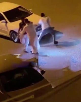 مشاجرة عنيفة بالسواطير في شوارع الكويت watanserb.com