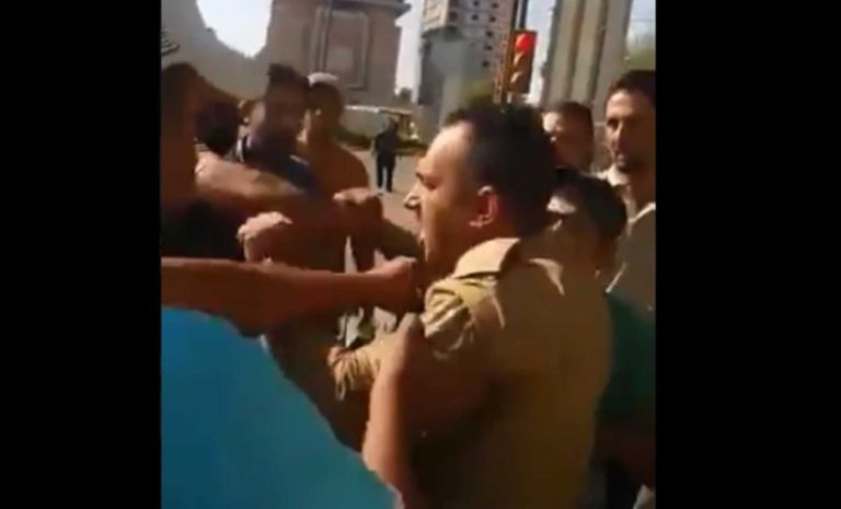 عراقيون يعتدون على رجل أمن