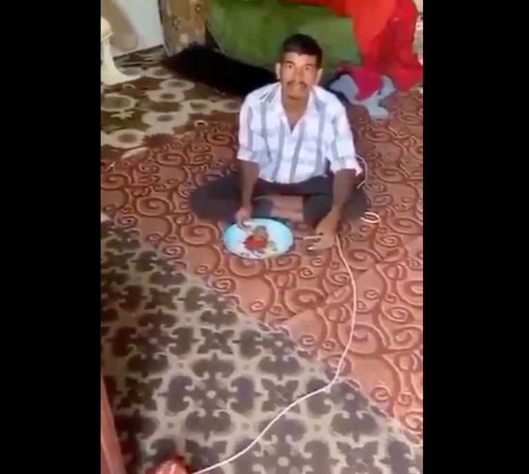 ماذا فعل هذا السعودي مع وافد آسيوي لهدايته للإسلام! ماذا فعل هذا السعودي مع وافد آسيوي لهدايته للإسلام