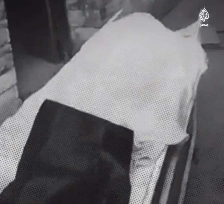 مصر: جثة مصاب بكورونا تركت لساعات على باب المستشفى