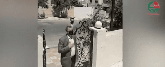 وزير الصحة الأردني يعايد أخيه من باب البيت بسبب كورونا.. ويثير ضجة وزير الصحة الأردني