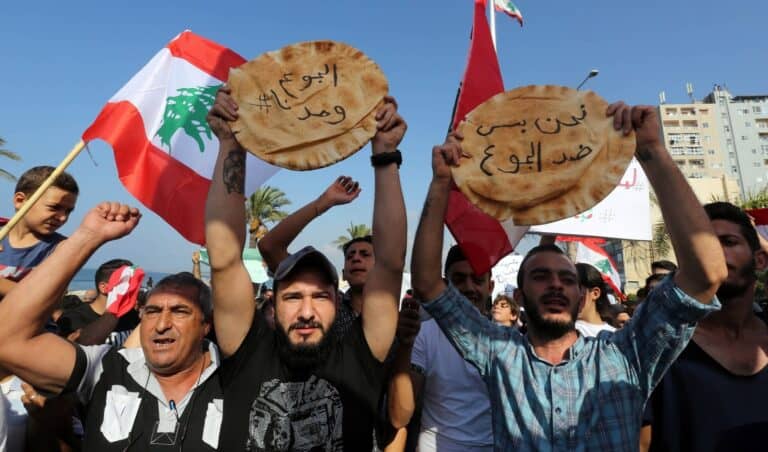 كأنها مشاهد من سوريا أو اليمن.. فيديوهات “كارثية” من لبنان ومجاعة على الأبواب! أزمة الخبز في لبنان watanserb.com