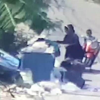 “ابعد عني ولا”.. أردنية غاضبة تلقي رضيعها في حاوية القمامة بعدما صادر رجال الأمن بسطتها! سيدة اردنية watanserb.com
