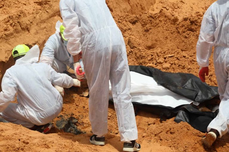 جثث اكتُشفت بمقابر جماعية بترهونة
