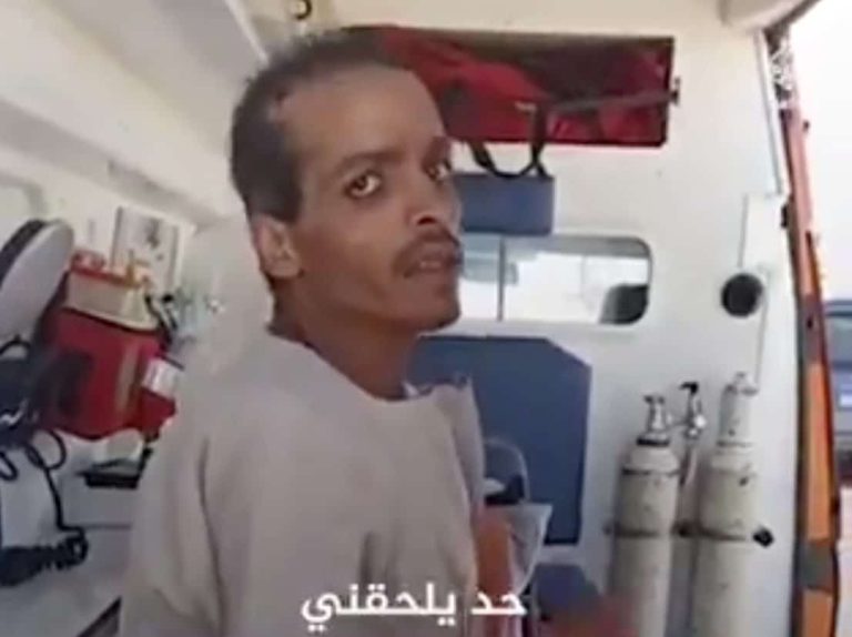 مصري يستنجد أمام مستشفى بالأقصر