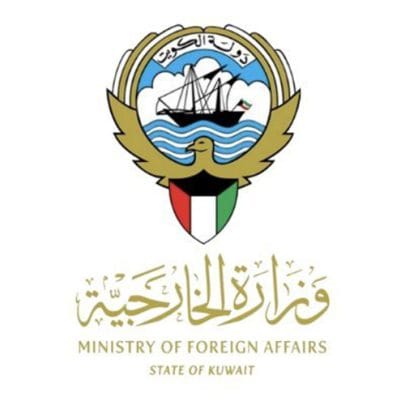 سيارة أموال تابعة الى الخارجية الكويتية يقودها شخص الخارجية الكويتية watanserb.com