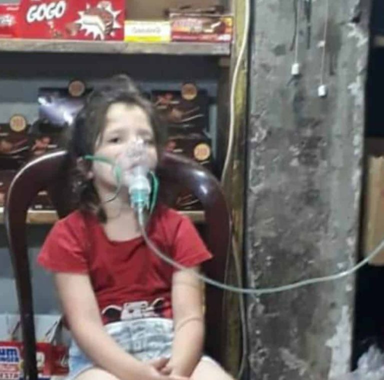 الأم تبحث عن كهرباء لجهاز تنفس اصطناعي لانقاذ ابنتها في الصورة